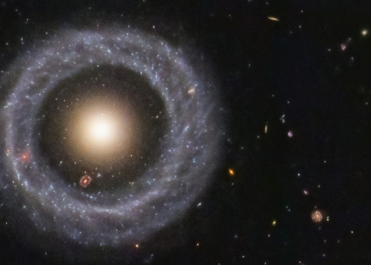 Captan galaxia que tiene otras dos en su interior