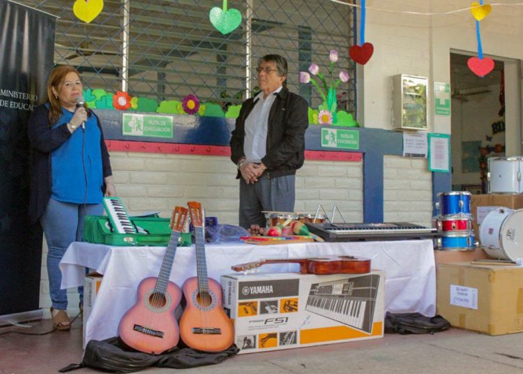 Viceministro de Educación entrega instrumentos musicales a centro escolar