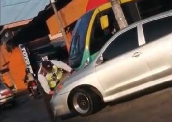 (VIDEO) Conductor agrede a gestor de tránsito