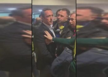 (VIDEO) El Fenerbahce perdió el clásico con Galatasaray y su presidente se pelea con los aficionados