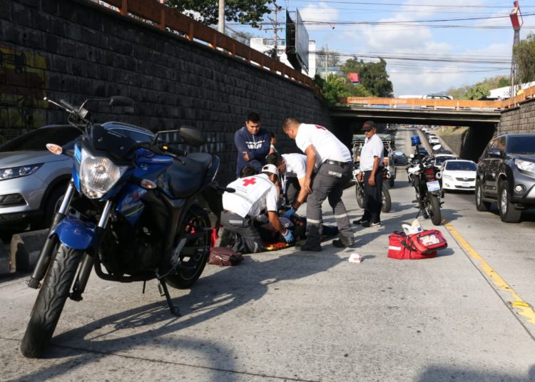 Conductora de motocicleta sufre accidente de tránsito frente al ISSS de la Juan Pablo II