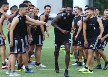 Increíble bienvenida a Emmanuel Adebayor en Paraguay