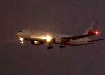 Avión de Air Canada aterriza de emergencia en Madrid tras sufrir daños en motor por explosión de llanta