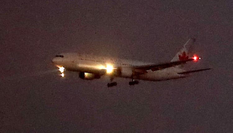 Avión de Air Canada aterriza de emergencia en Madrid tras sufrir daños en motor por explosión de llanta