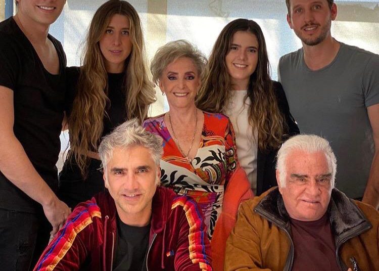 Alejandro Fernández muestra fotos en su papel de suegro