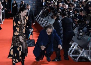Al Pacino se cayó en la alfombra roja de los BAFTA