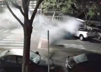 (VIDEO) Un automóvil choca contra una rotonda y sale volando