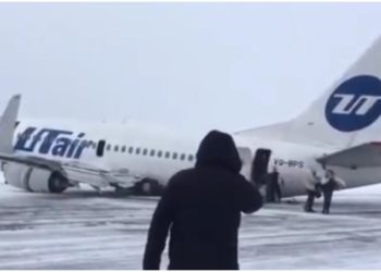 (VIDEO) Aterriza en Rusia avión con tren de aterrizaje roto y 100 personas a bordo