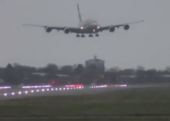 (VIDEO) Un avión realiza aterrizaje vertical en medio del violento viento cruzado en Londres
