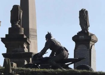 (VIDEO) Filtran imágenes del traje completo de Batman y la ‘batimoto’