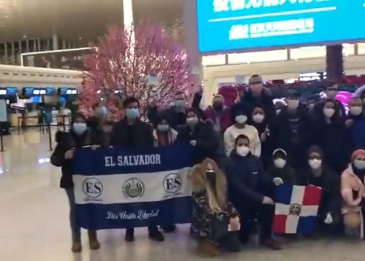 Becarias salvadoreñas abandonan Wuhan para iniciar su retorno a nuestro país