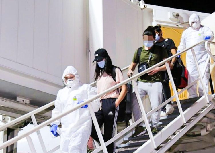 Ponen en cuarentena a tres becarios salvadoreños que llegaron procedentes de China