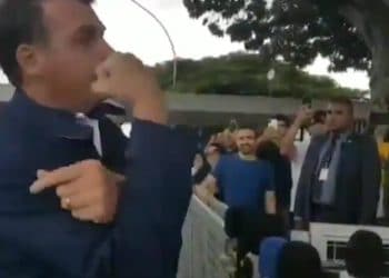 Jair Bolsonaro cargó contra la prensa e hizo un corte de mangas a los periodistas