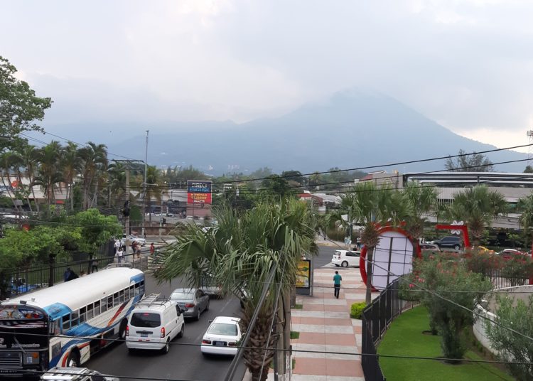 Ambiente brumoso y cálido para este lunes