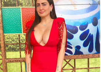 La conejita Playboy Celia Lora presume de su figura en traje de baño