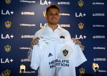 “Chicharito” Hernández no puede jugar con el LA Galaxy por falta de un documento