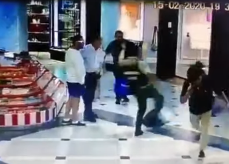 (VIDEO) ‘Héroe anónimo’ frustra con una zancadilla un robo en centro comercial chileno