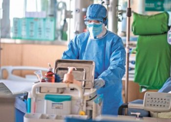 China eleva a más de 2.400 muertos y 77.000 contagios por el coronavirus