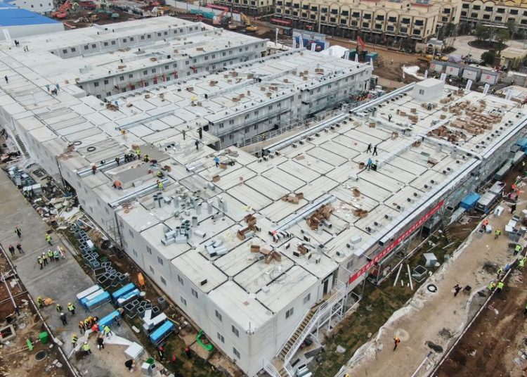 (VIDEO) China finaliza el primer hospital construido contrarreloj para tratar a pacientes con coronavirus
