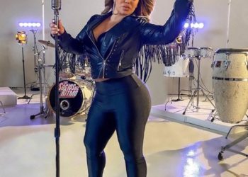 Fans le dicen “Vieja Ridícula” a Chiquis Rivera al pasar por alfombra roja de los Premios lo Nuestro