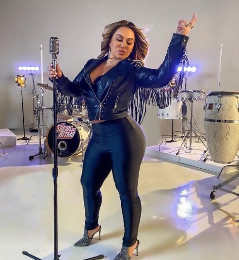 Fans le dicen “Vieja Ridícula” a Chiquis Rivera al pasar por alfombra roja de los Premios lo Nuestro