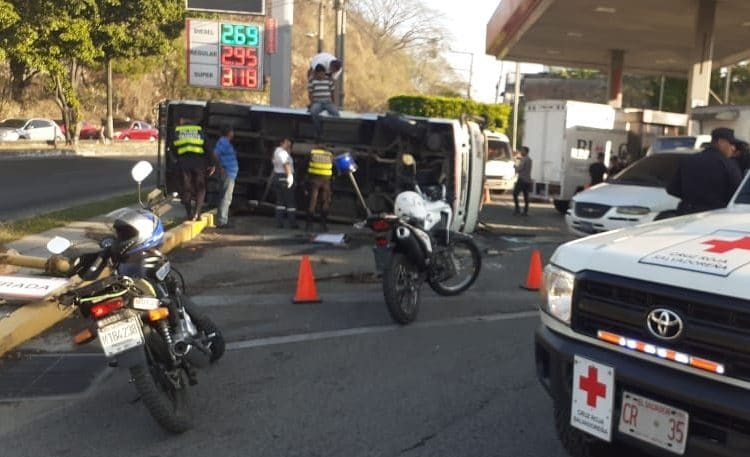 Al menos dos lesionados deja accidente de tránsito en calle Troncal del Norte
