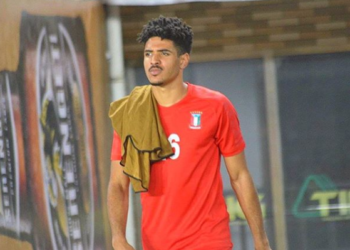 (VIDEO) Un futbolista choca contra una pared y tiene que esperar 40 minutos la llegada de la ambulancia