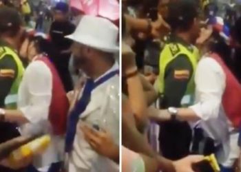 (VIDEO) Mujer acosó sexualmente a un policía durante el Carnaval de Barranquilla, Colombia