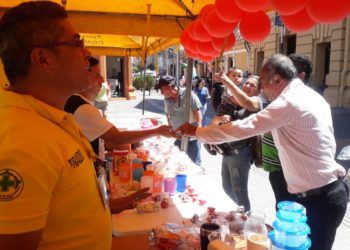 Comandos de Salvamento vende detalles para los enamorados, para poder comprar combustible