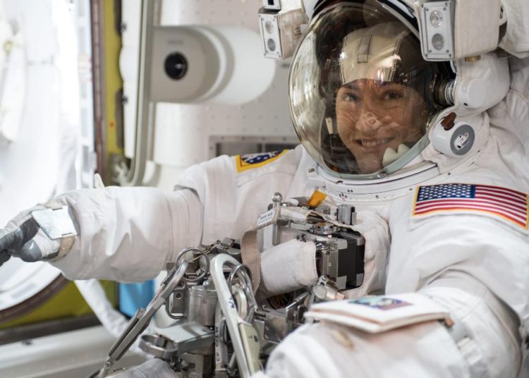 Regresa a la Tierra astronauta estadounidense que batió récord femenino de permanencia en el espacio
