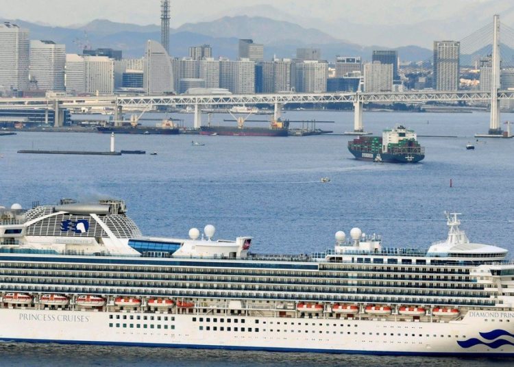 Japón confirma cerca de 10 casos de coronavirus en el crucero aislado en el puerto de Yokohama