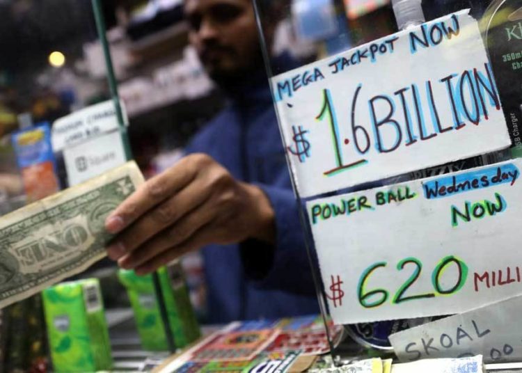 Encuentra $5 en su automóvil, compra billete de lotería y gana 250 mil