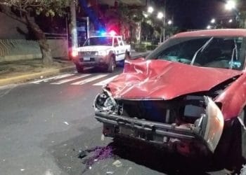 Conductora ebria choca contra patrulla de la PNC en el bulevar Los Héroes