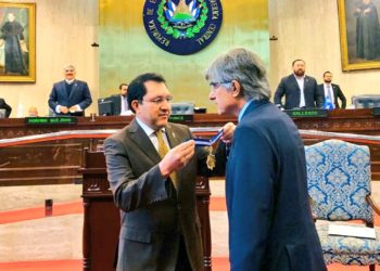 Entregan Orden al Mérito 5 de noviembre 1811 al embajador de España Federico de Torres