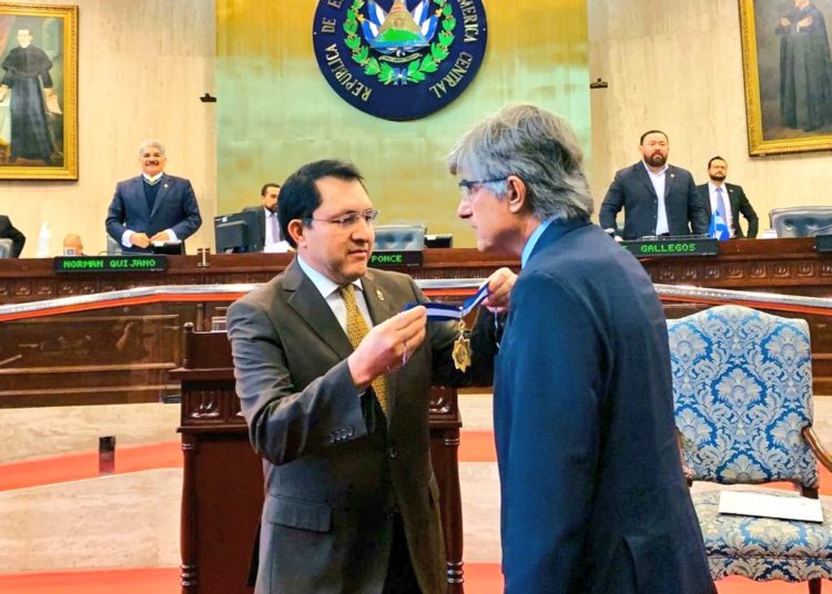 Entregan Orden al Mérito 5 de noviembre 1811 al embajador de España Federico de Torres