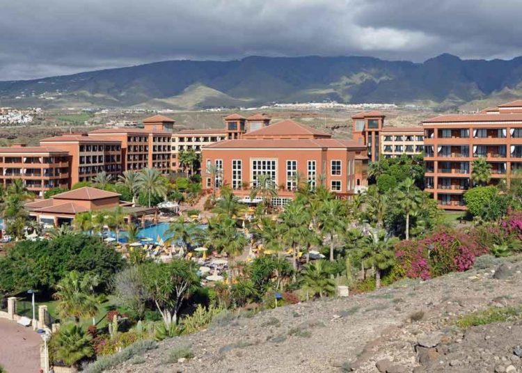 España pone en cuarentena a mil turistas en un hotel de Tenerife porque un médico italiano dio positivo de coronavirus