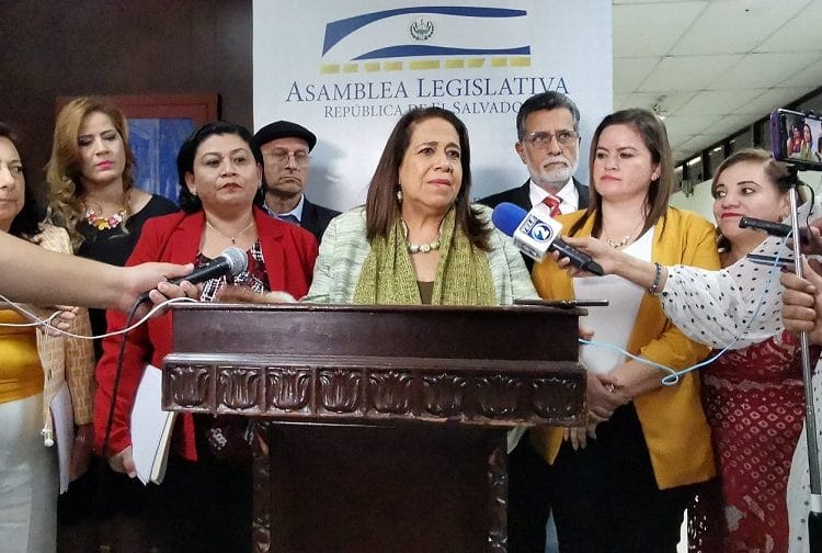 FMLN no descarta solicitar destitución de ministra de Salud