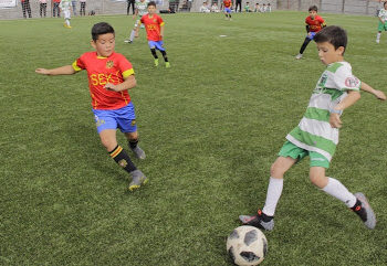 (VIDEO) Un aficionado insulta e intenta golpear a un árbitro en un partido de fútbol infantil
