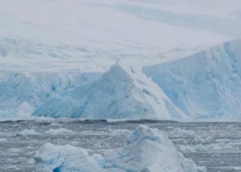 (VIDEO) Captan en la Antártida el derrumbe parcial de un glaciar del tamaño de un bloque de viviendas