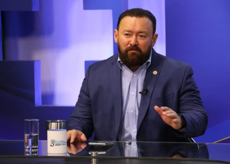 Guillermo Gallegos: «Temo que haya acuerdo entre ARENA y FMLN para no quitar el fuero a Norman Quijano»