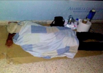 Empleado despedido de la Asamblea continúa huelga de hambre