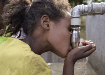 Fluye alcohol por los grifos de agua en una comunidad de la India