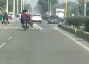 (VIDEO) Motociclistas arrastran a un policía 500 metros en una carretera en la India