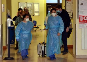 Italia reporta primer muerto por coronavirus; casi 50.000 personas de 10 pueblos permanecen aisladas