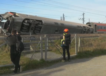 Dos muertos y 27 heridos por el descarrilamiento de un tren de alta velocidad en Italia