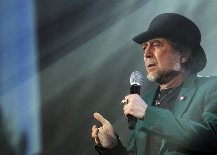 Joaquín Sabina cae del escenario y es retirado en camilla