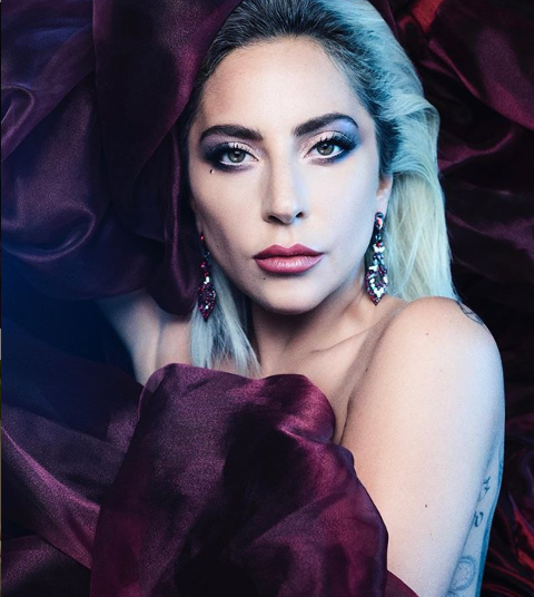 Lady Gaga enamora con llamativo traje plateado y su cabello azul
