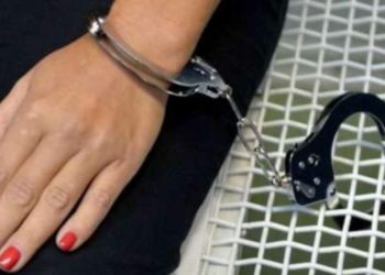 (VIDEO) Una británica es violentamente arrestada por usar bikini en las Islas Maldivas