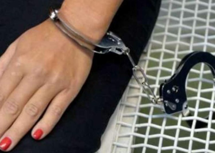 (VIDEO) Una británica es violentamente arrestada por usar bikini en las Islas Maldivas