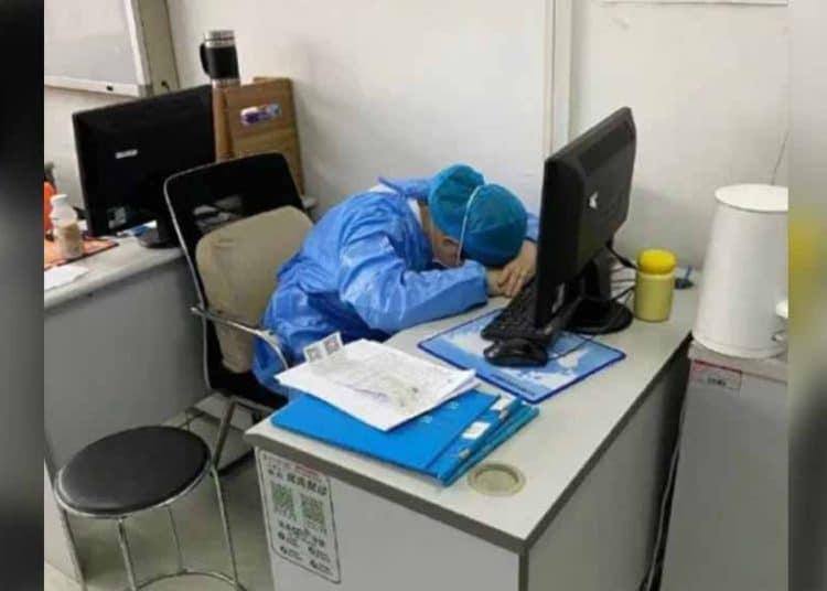 Las marcas de los médicos que combaten el coronavirus sin descanso